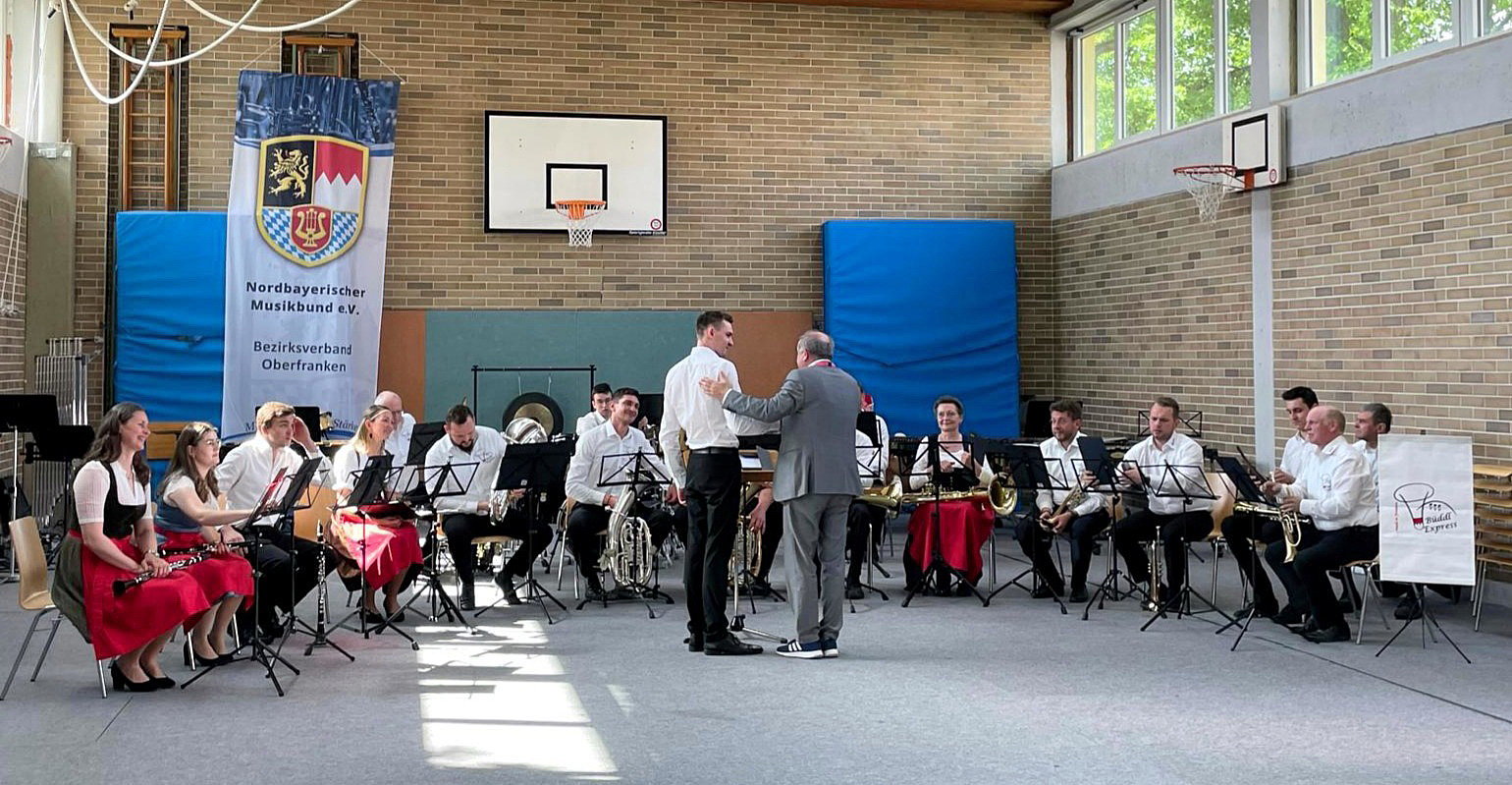 Die Musikanten spielen sich ein und warten auf den Auftritt