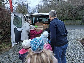Der Elternbeirat der BRK Kindertagesstätte Rotkreuzbienchen machen sich mit 2 Autos auf den Weg nach Naila