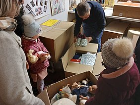 Acht großen Kartons voller Spenden gehen an das Kinderdorf Martinsberg in Naila