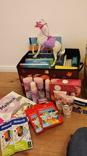 Geschenke, Malsachen, Schul- und Hygieneartikel