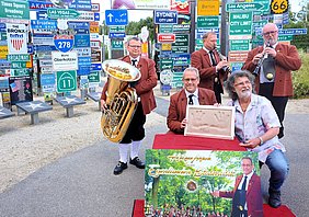Der Handabdruck wurde von Holger Mück gemacht. Er hält ihn in der Hand