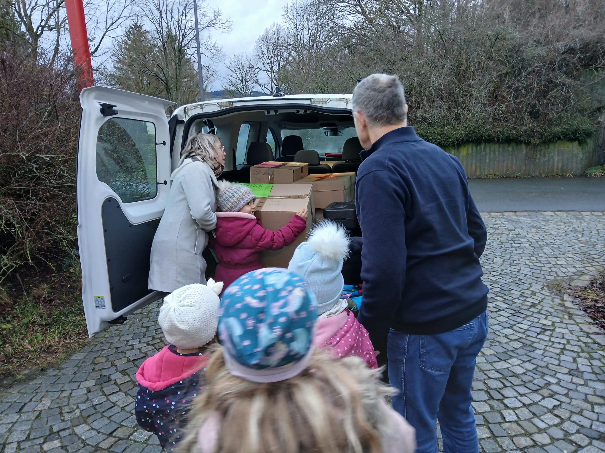 Der Elternbeirat der BRK Kindertagesstätte Rotkreuzbienchen machen sich mit 2 Autos auf den Weg nach Naila