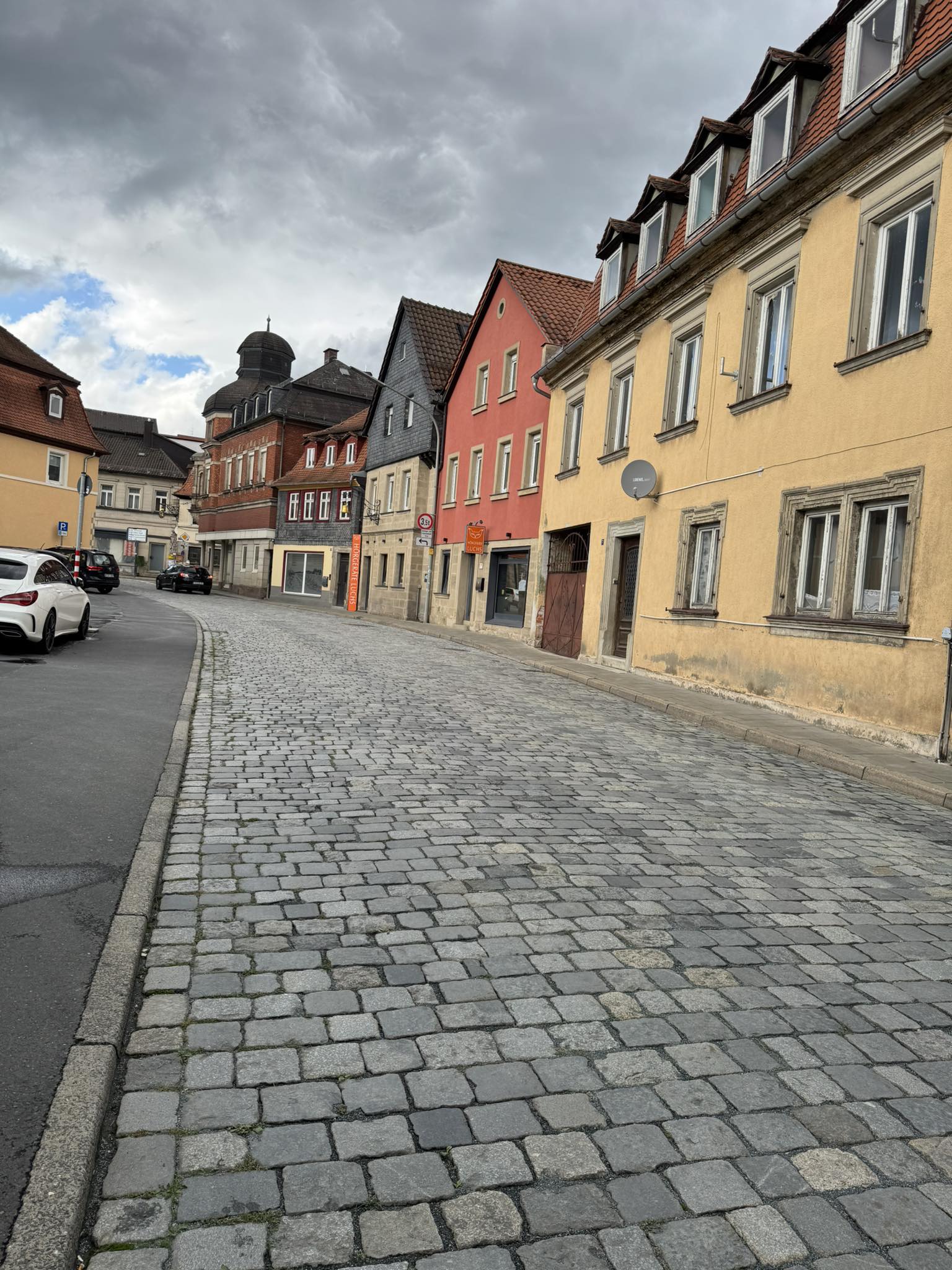 hier ist deine sanierte Straße mit Kopfsteinpflaster zu sehen