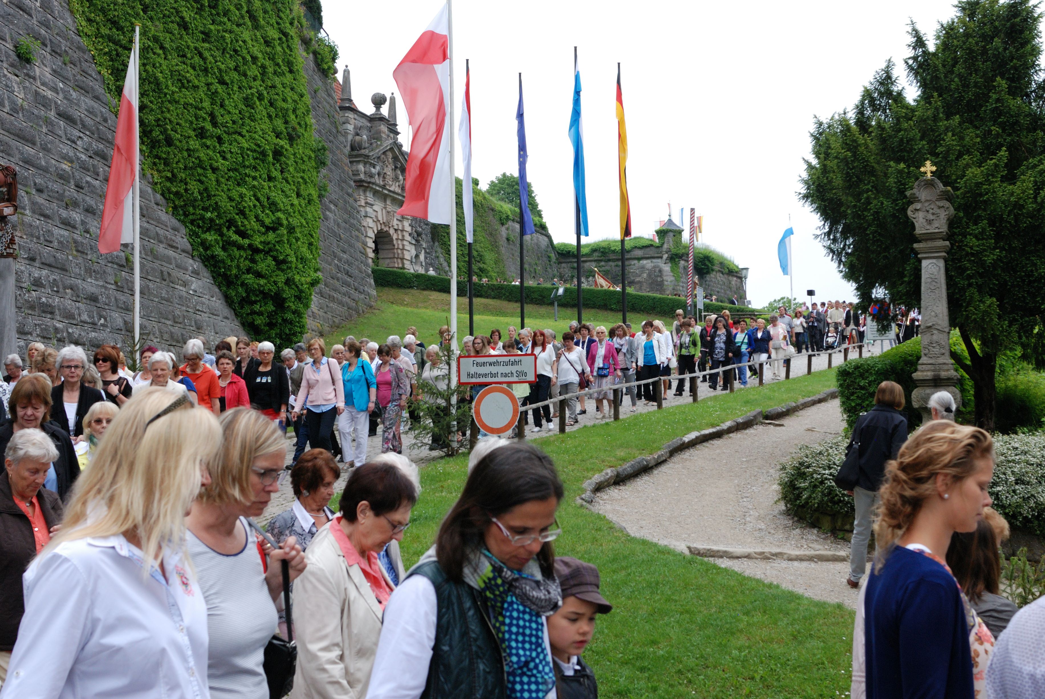 Hunderte von Menschen bei der Schwedenprozession von der Festung Richtung Altstadt