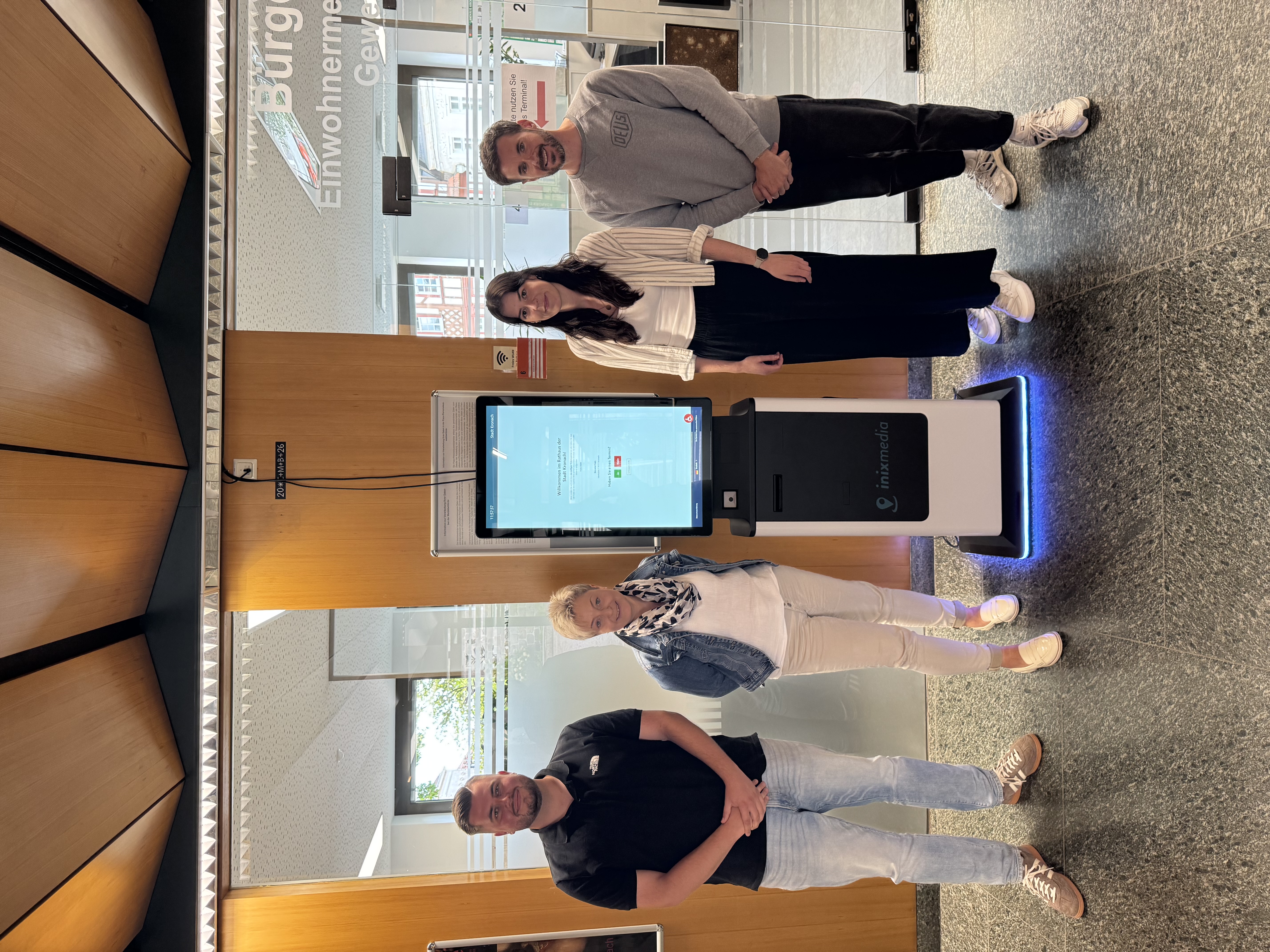 4 Personen stehen um dem neuen Check-in-Terminal herum